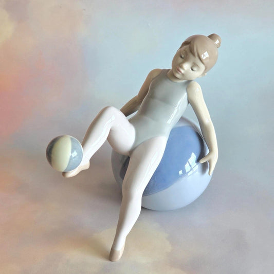 Nao by Lladro Figurine A Game of Balance #1422 Porcelain