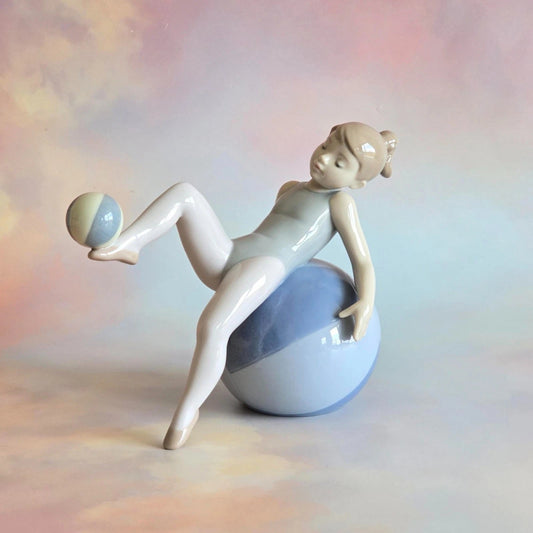 Nao by Lladro Figurine A Game of Balance #1422 Porcelain